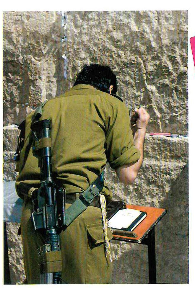 (בספר תמונה של ספר ריק ונוצה לכתיבה)